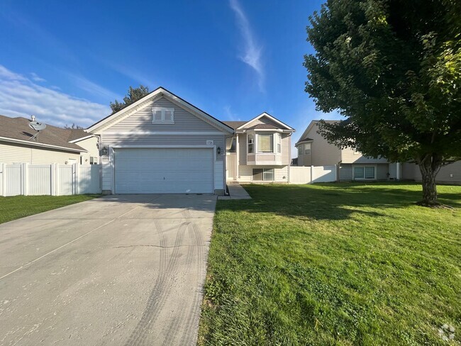 Building Photo - Beautiful home available Now!
