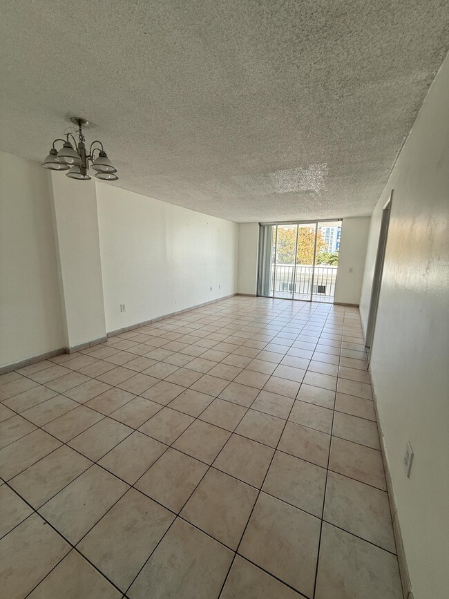 Photo - 7601 Byron Ave Unidad 3c Rental