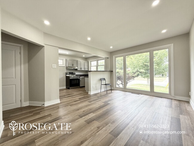 Photo - Spacious 3-Bedroom Main Level Apartment with Shared Laundry – Scarborough Unité 1