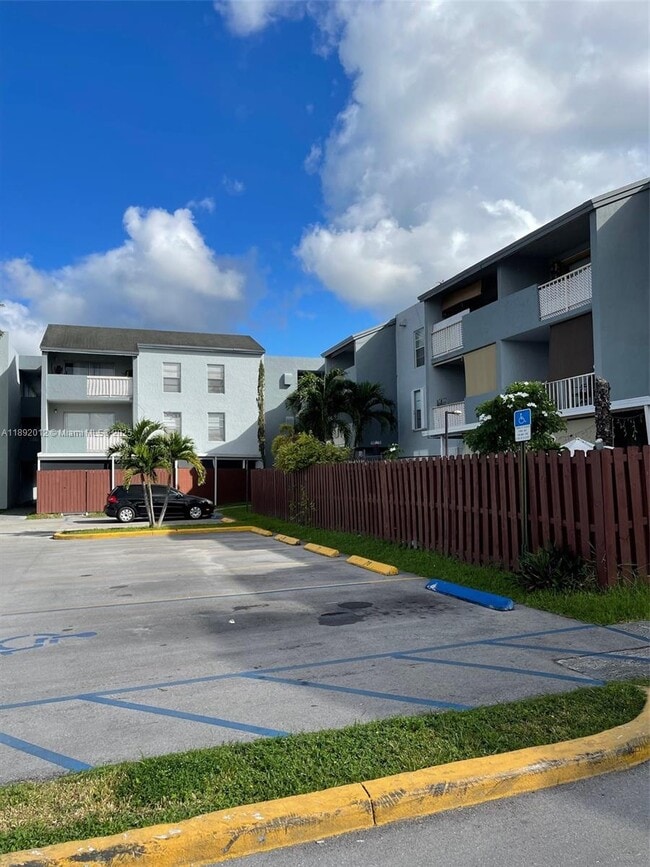 Building Photo - 1725 W 60th St Unit F304