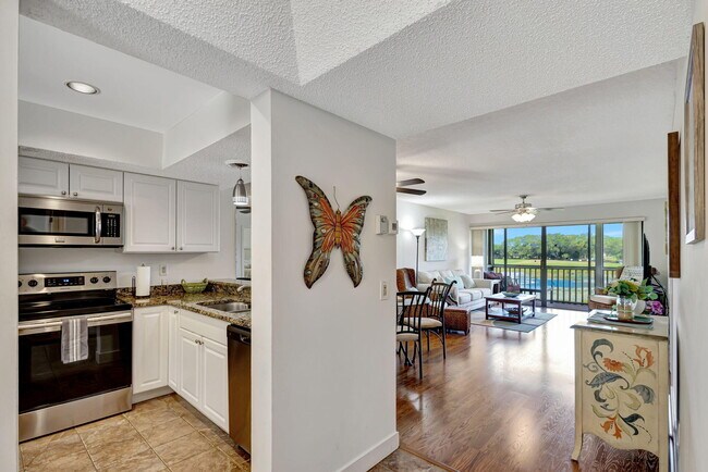 Photo - 348 Brackenwood Cir