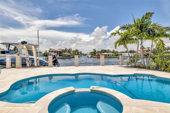 2005 N Riverside Dr
