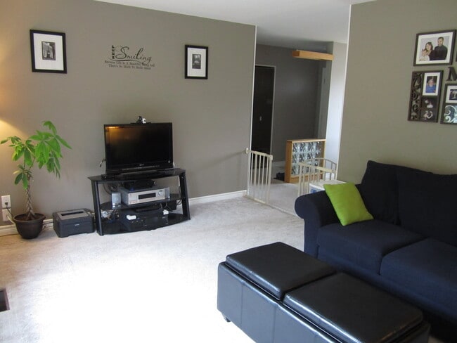 Photo - 3 Bedroom Main Floor Bungalow in Oshawa