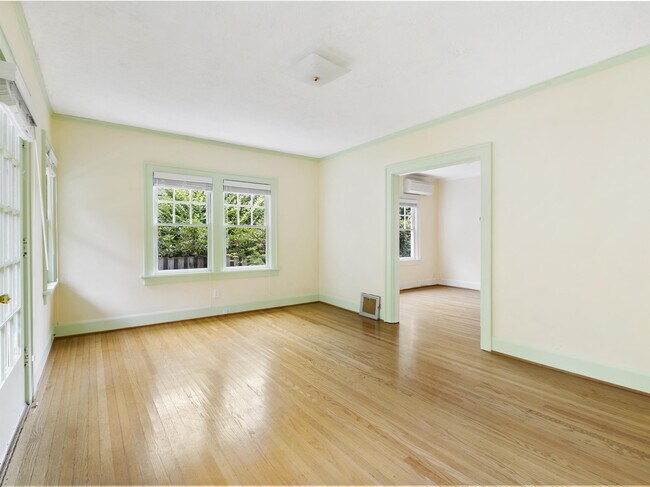 Photo - 2567 NW Raleigh St