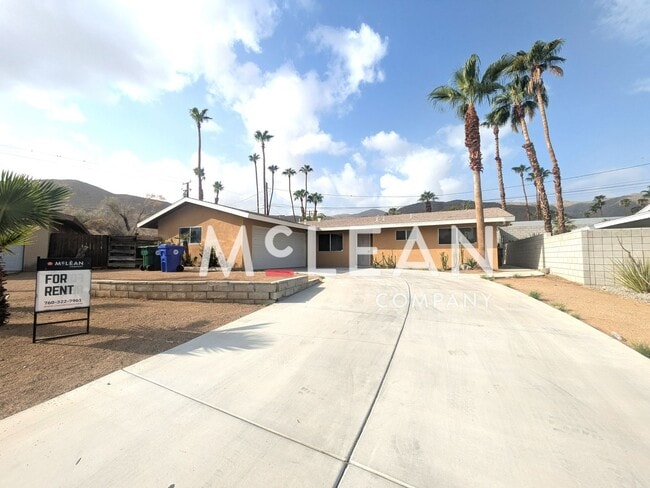 Building Photo - Three Bedroom Home in Beautiful Neighborhood
