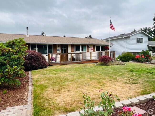 Building Photo - Beautiful yard, 3 bedroom 1 bath rambler i... Rental