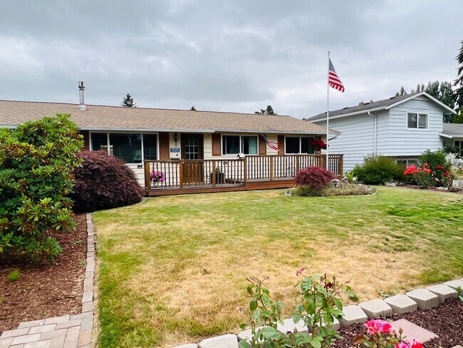 Beautiful yard, 3 bedroom 1 bath rambler i... - Beautiful yard, 3 bedroom 1 bath rambler i... House