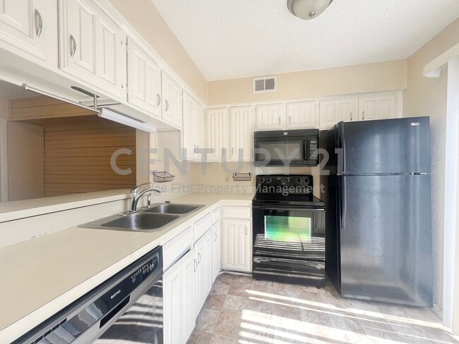Photo - Beautiful 2-story 1/1.5 Mediterranean Style Condo in Gated Dallas Community For Rent! Unidad 43D