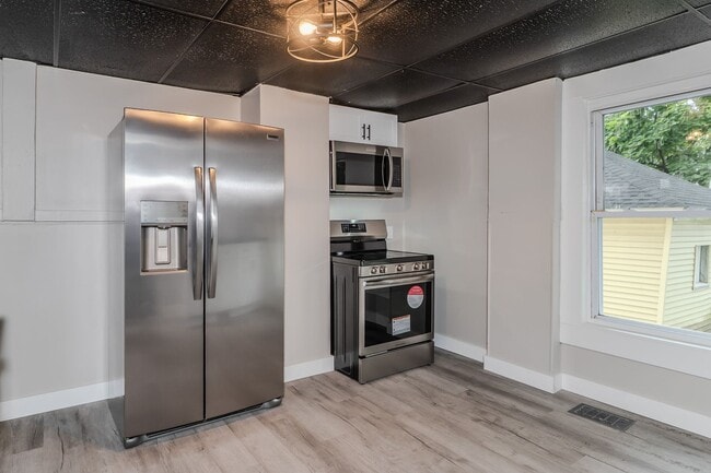 Photo - 108-110 Northampton Ave Unit Apt 1