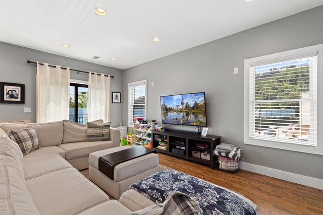 Photo - 48 W 18th St
