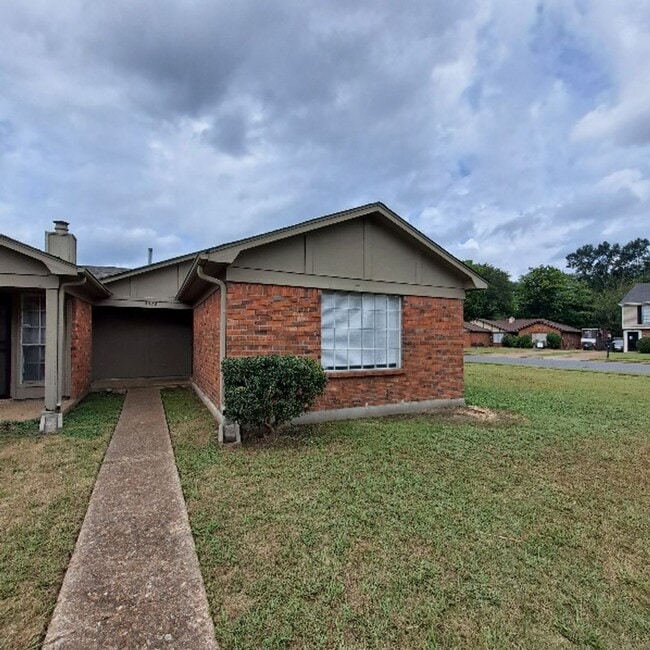 Building Photo - Great Duplex Unit In The Heart of Memphis