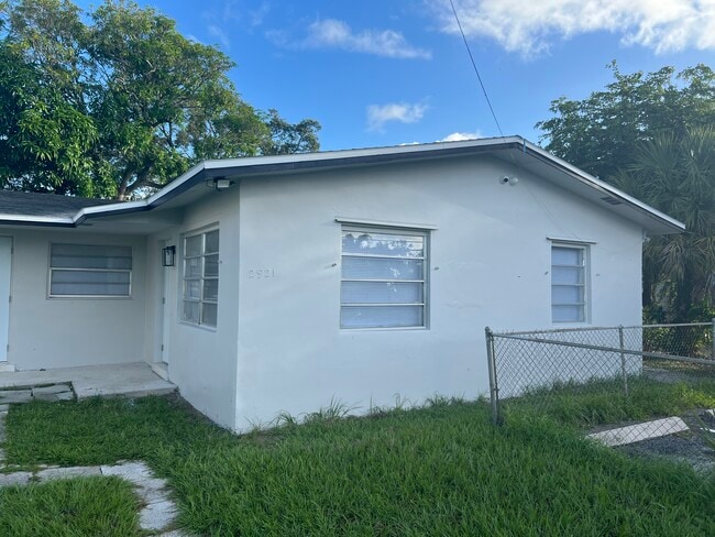 Building Photo - 2921 NW 11th St Unit East