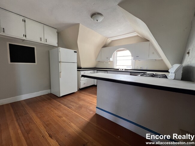 Building Photo - 9 Kenwood St Unit 2