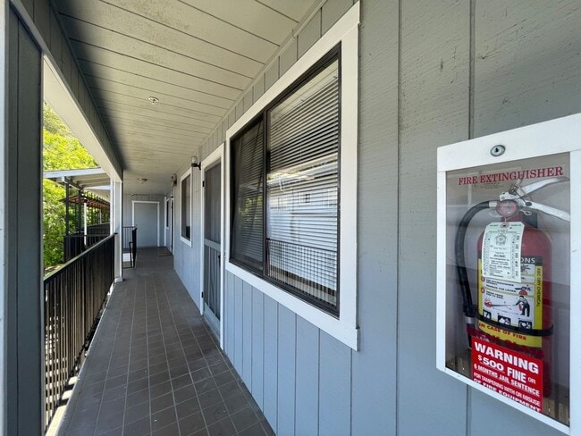 Building Photo - A clean and well-maintained 3-bed, 2-bath home located in the vibrant Laurel District. Unit Apt 7
