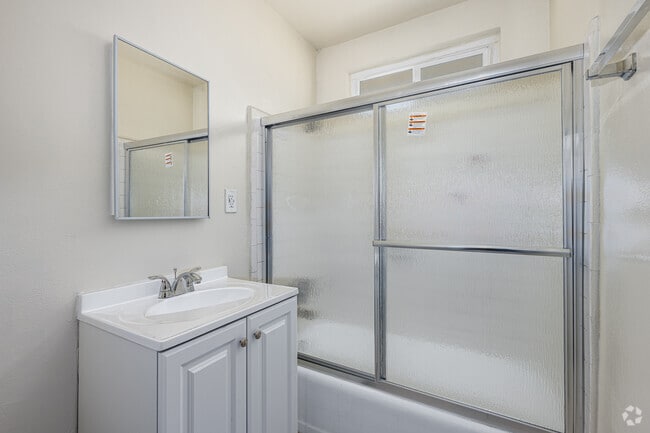 1BR, 1BA - 600SF - Bathroom