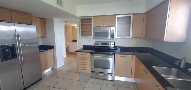 Building Photo - 3300 NE 191st St Unit 501