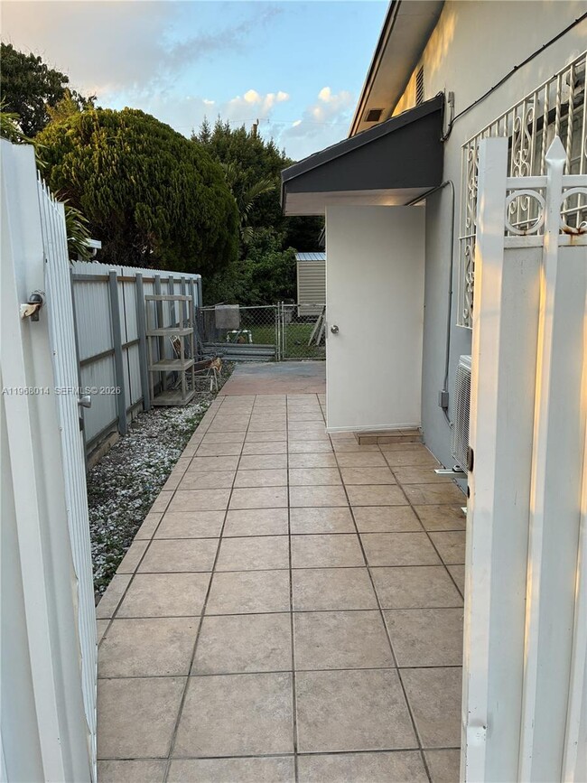 Photo - 329 W 41st St Unit 1