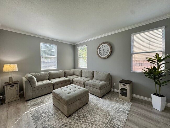 Sala de estar (parte delantera de la casa) - 16224 Chadwick Ct