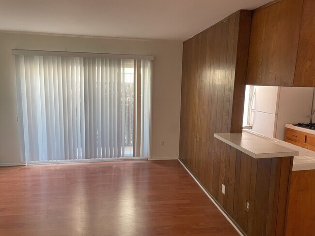 Sala de estar - 1440 Barry Ave