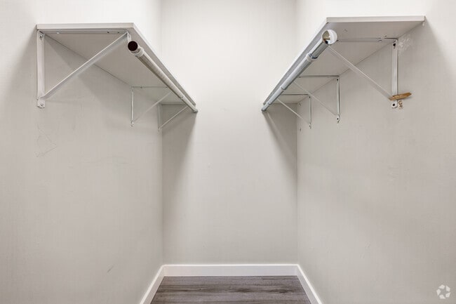 1BR, 1BA - 750SF - Morgen Walk-in Closet - West End Lofts