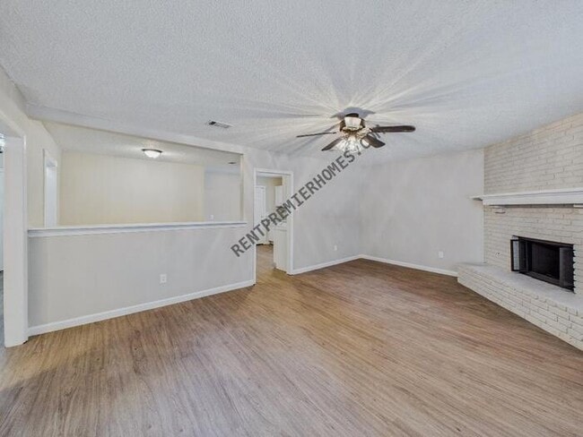 Photo - 88 Oak Forest Loop