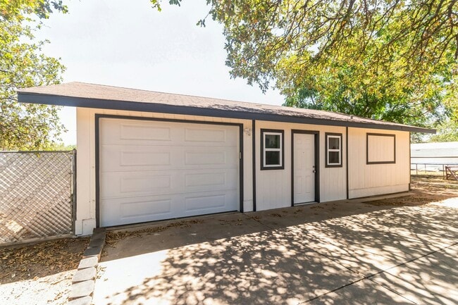 Photo - 124 E Castlebriar Dr