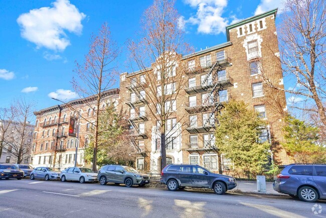 Building Photo - Light-filled one-bedroom in elevator buidl... Rental