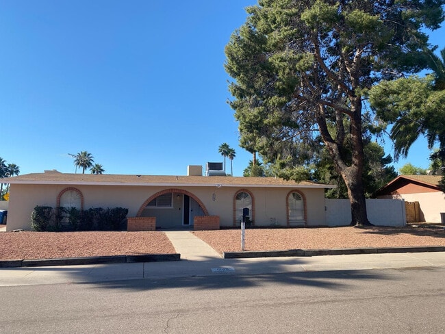 Building Photo - 5149 E Shaw Butte Dr