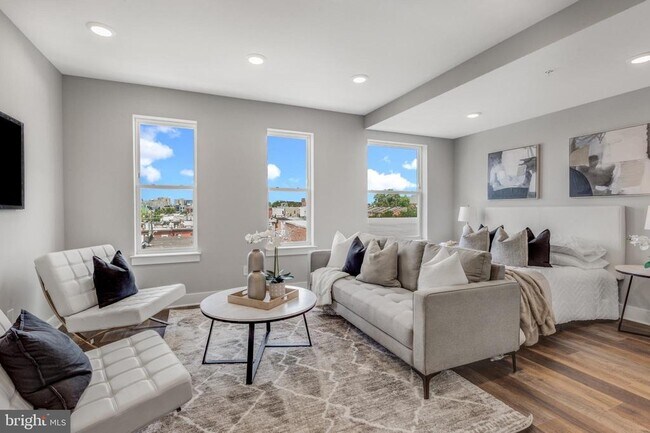 Photo - 1924 N Front St Unidad 301