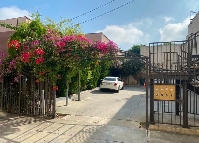 Photo - 2561 E Colorado Blvd Unidad Apt #1