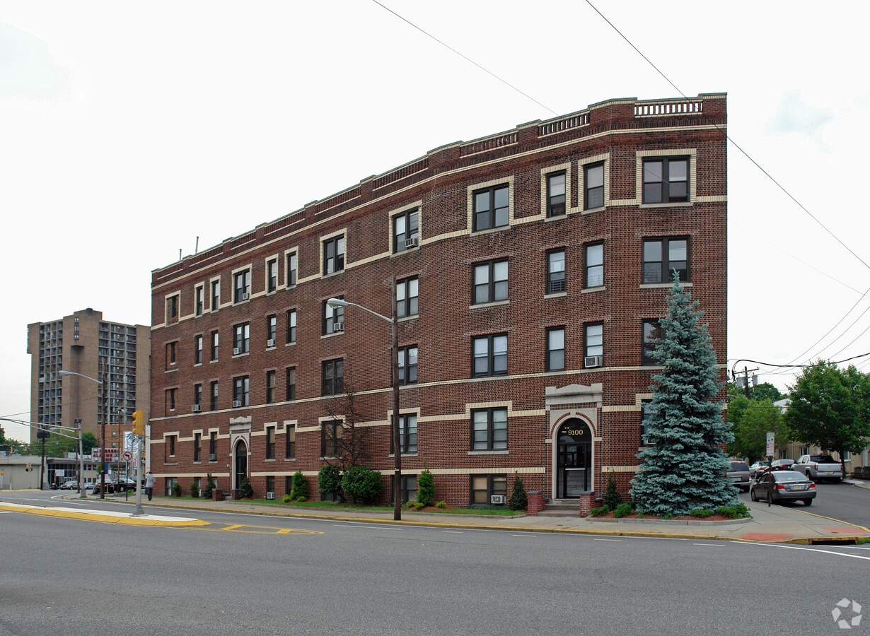 PINNACLE EQUITIES, LLC - PINNACLE EQUITIES, LLC Apartments