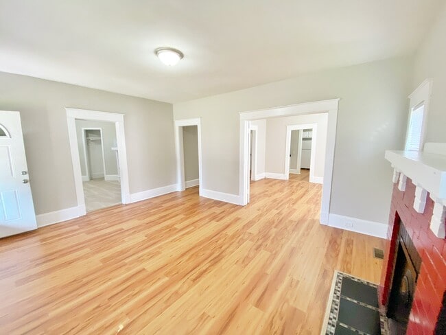 Photo - 805 Douglas St
