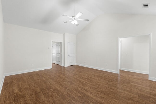 Photo - 102 Ledbury Cove