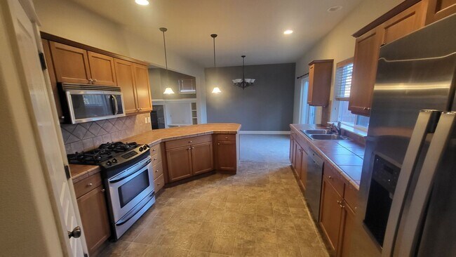 Photo - SE Bend 3 bed 2.5 bath Plus BONUS-Fenced