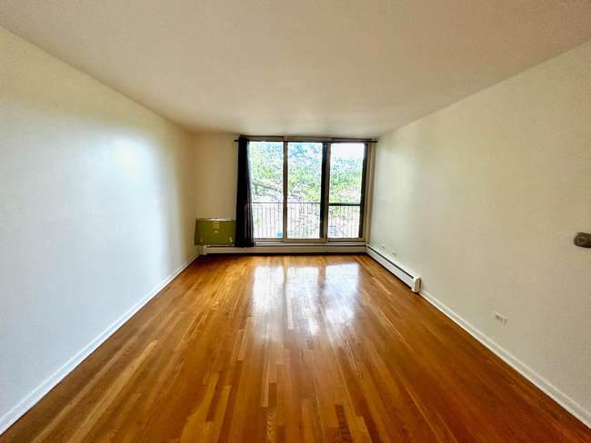 Living Room - 5435 N Artesian Ave Unit 3E