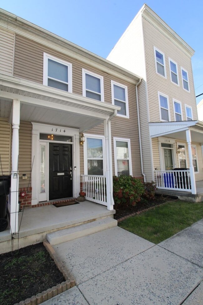 Photo - 2 Bedroom Home with Garage!