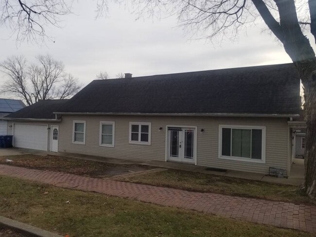 Building Photo - 356 Hennepin St