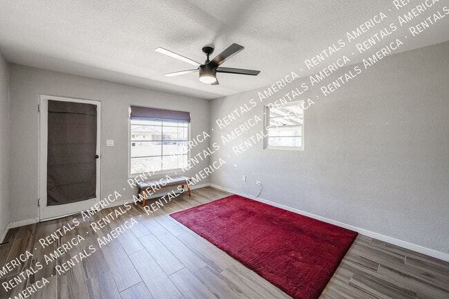 Photo - 708 E 2nd St