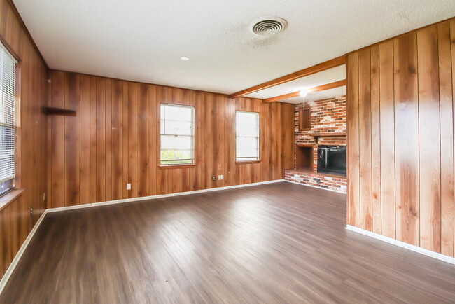Photo - 901 Westmont Dr