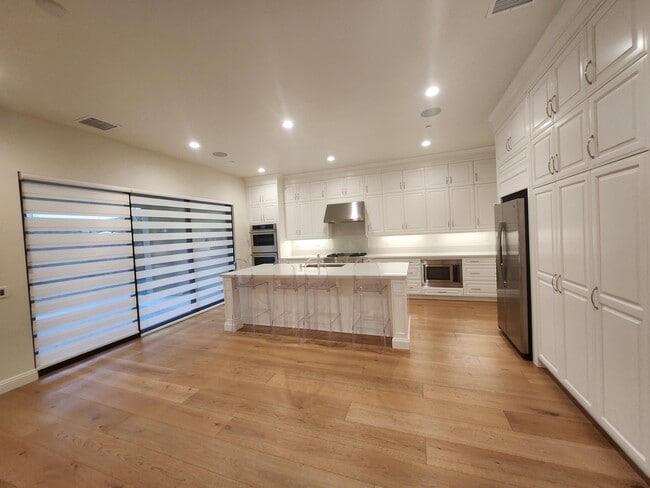 Magnífica cocina con isla - 20717 Pine Cone Cir