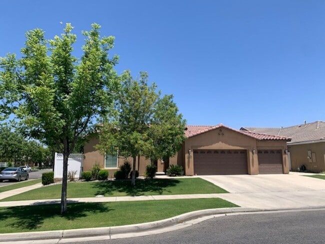 Building Photo - Beautiful 4 Bedroom / 3 Bathroom home in t...