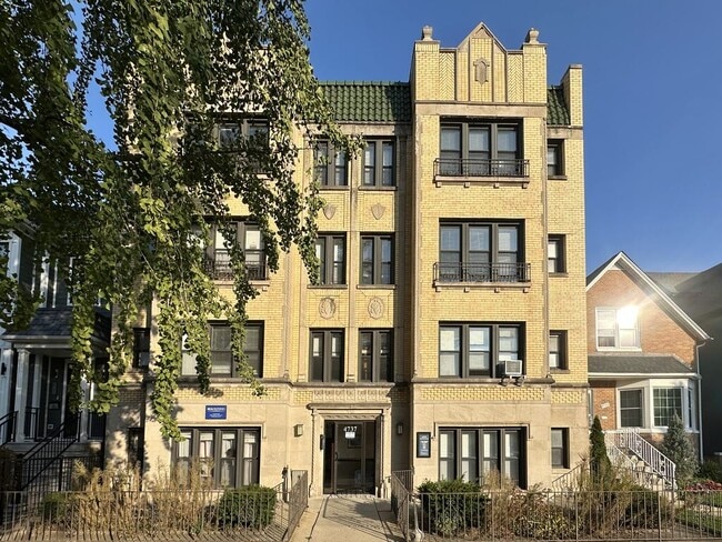 Building Photo - 4743 N Hermitage Ave Unit J00W