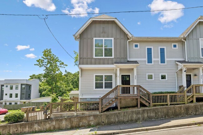 906 Smiley St
