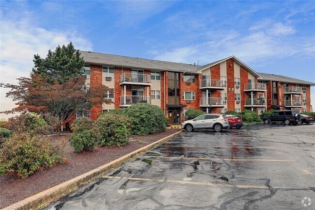 Building Photo - 37 Bullocks Point Ave Unit 3C Rental