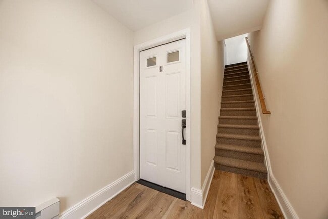 Photo - 325 W Barnard St