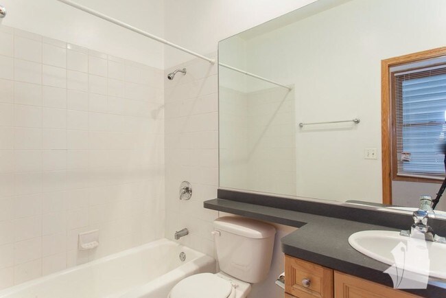 Photo - 1326 W Diversey Pkwy Unidad 3