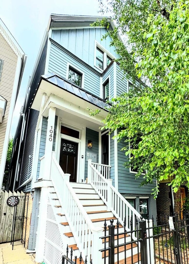 Building Photo - 1040 W Roscoe St Unit 3