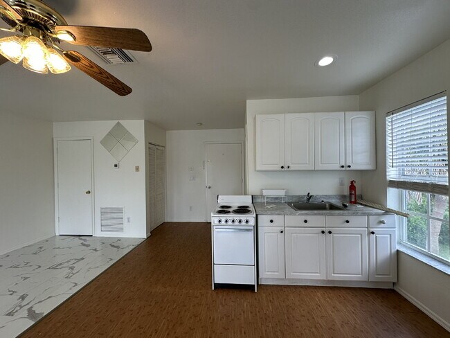 Photo - "Cozy 700 Sq Ft Studio with Full Bath in V...