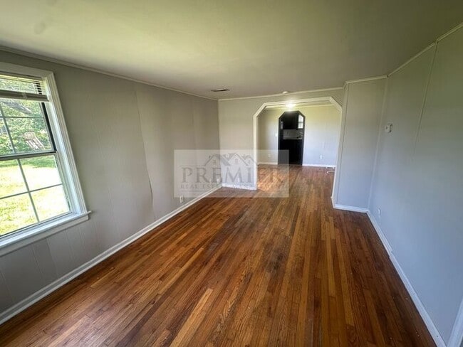 Photo - 10005 E 53rd St, Raytown, MO 64133- 3 bd / 1 ba house in Raytown Rent $1250