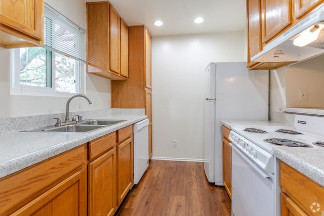 1BR, 1BA - 780 SF
